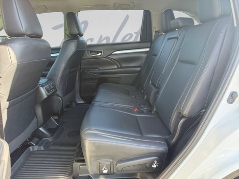 Used 2019 Toyota Highlander XLE AWD/4WD image 26