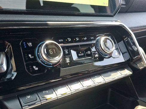 Used 2023 GMC Sierra 1500 AT4 w/ Technology Package AWD/4WD image 15
