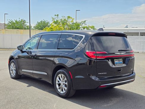 Used 2026 Chrysler Pacifica Select AWD/4WD image 4