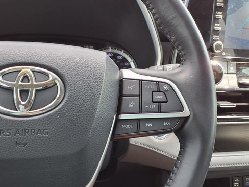 Used 2022 Toyota Highlander XLE FWD image 30