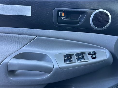 Used 2011 Toyota Tacoma PreRunner w/ TRD Off-Road Pkg w/JBL Audio image 11