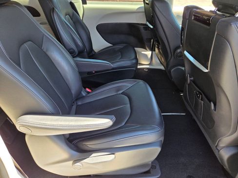 Used 2022 Chrysler Pacifica Touring-L w/ Uconnect Theater Family Group FWD image 15