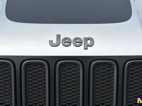 Used 2017 Jeep Renegade Trailhawk w/ Premium Trailhawk Package AWD/4WD image 38