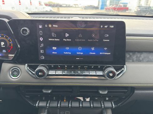 Used 2025 Chevrolet Colorado ZR2 w/ Technology Package AWD/4WD image 12