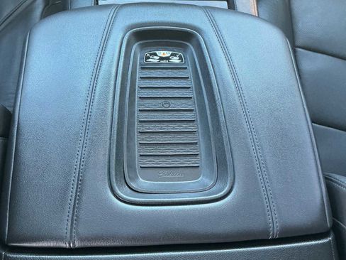 Used 2020 Cadillac Escalade Premium Luxury AWD/4WD image 17