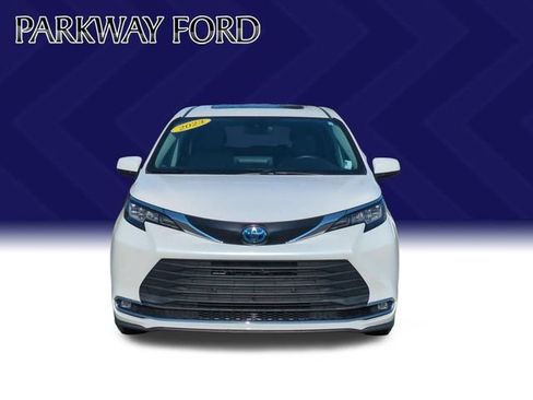 Used 2023 Toyota Sienna XLE FWD image 8