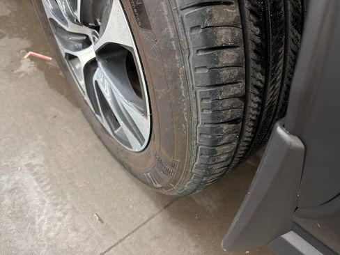 Certified 2024 Toyota Highlander XLE image 28