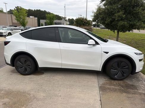 Used 2026 Tesla Model Y Long Range AWD/4WD image 4