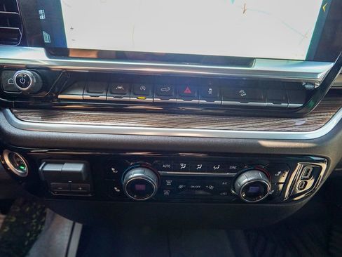 Used 2025 Chevrolet Silverado 1500 LT w/ Z71 Off-Road Package AWD/4WD image 27