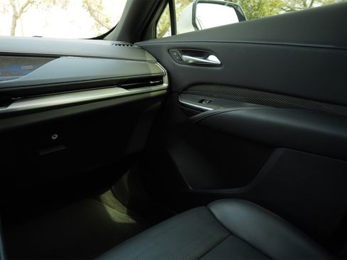 Used 2024 Cadillac XT4 Sport image 8