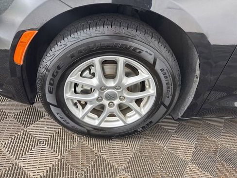 Used 2023 Chrysler Pacifica Touring-L FWD image 28