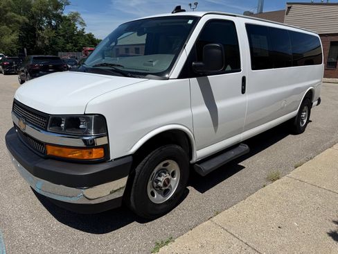 Used 2025 Chevrolet Express 3500 LT w/ LT Preferred Equipment Group RWD image 4