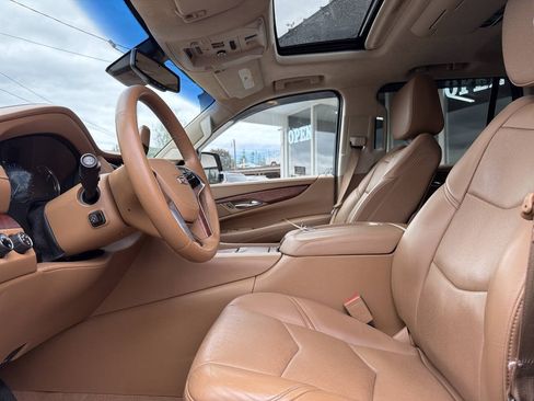 Used 2016 Cadillac Escalade Platinum AWD/4WD image 32