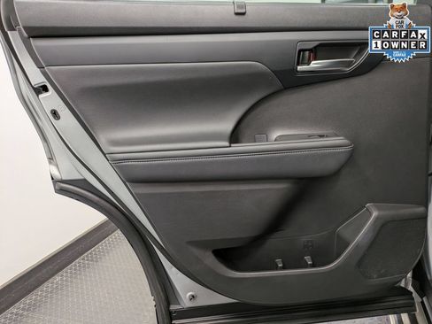 Used 2021 Toyota Highlander XLE AWD/4WD image 22