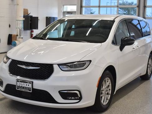 Used 2024 Chrysler Pacifica Touring-L FWD image 9