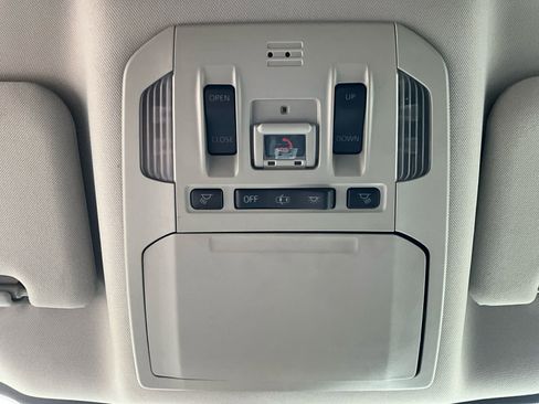 Used 2020 Toyota Highlander XLE AWD/4WD image 29