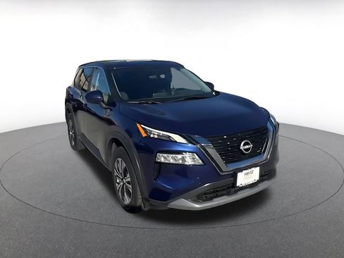 Used 2023 Nissan Rogue SV image 3