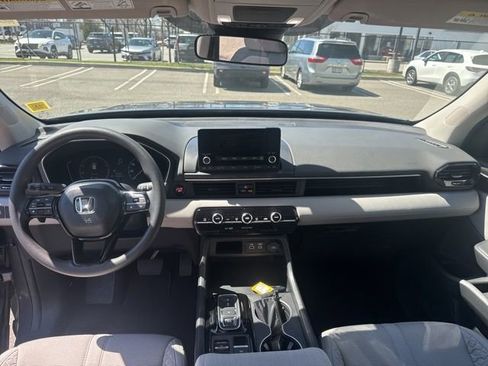 Used 2023 Honda Pilot LX image 16