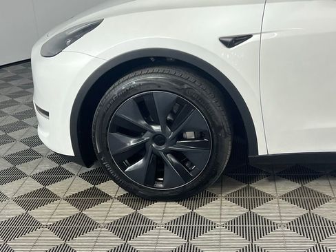 Used 2024 Tesla Model Y Long Range image 9