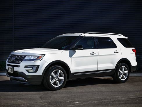 Used 2017 Ford Explorer XLT w/ Equipment Group 202A image 1