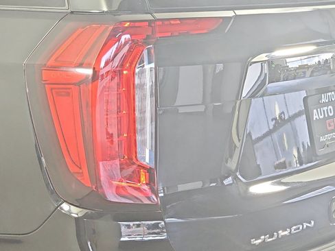 Used 2022 GMC Yukon XL SLE w/ Gmc Pro Safety Plus Package AWD/4WD image 12