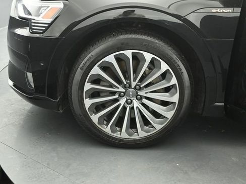 Used 2019 Audi e-tron Prestige w/ Prestige Package image 36