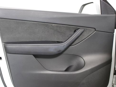 Used 2021 Tesla Model Y Long Range image 4