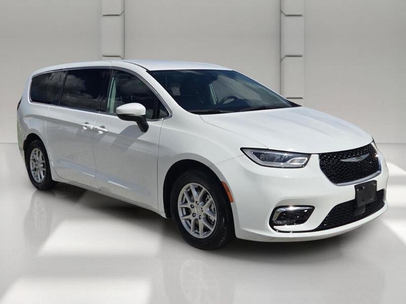 Certified 2023 Chrysler Pacifica Touring-L FWD image 7