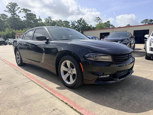 Used 2016 Dodge Charger SXT w/ Navigation & Travel Group RWD image 4