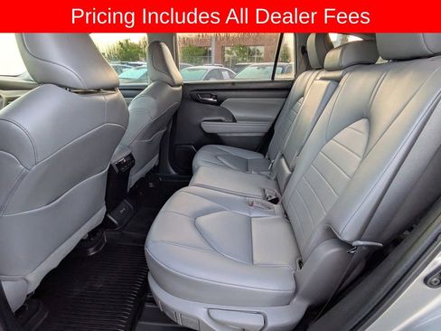 Used 2023 Toyota Highlander XLE FWD image 15