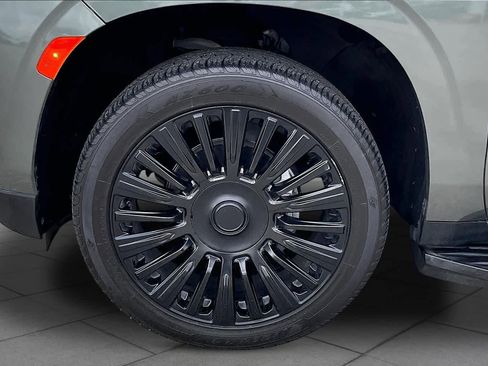 Used 2023 Chevrolet Suburban Premier image 11