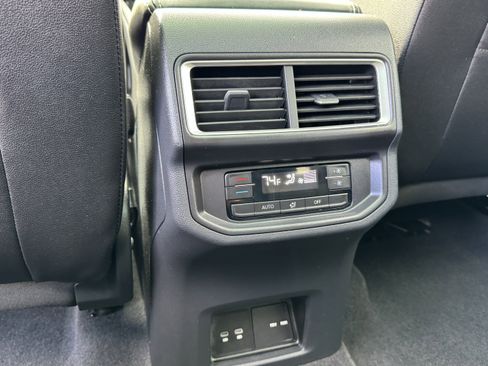 Used 2025 Volkswagen Atlas SE image 34