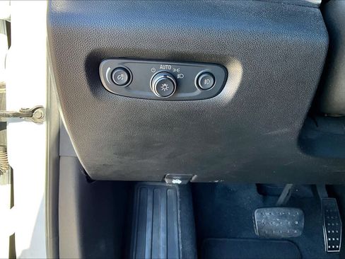 Used 2021 Chevrolet Traverse LT image 33