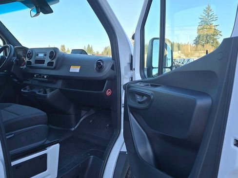 Used 2025 Mercedes-Benz Sprinter 2500 image 10