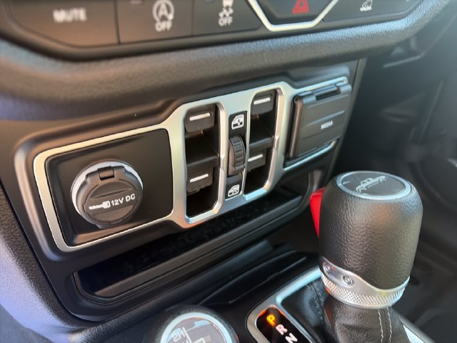 Certified 2025 Jeep Gladiator Sport AWD/4WD image 12