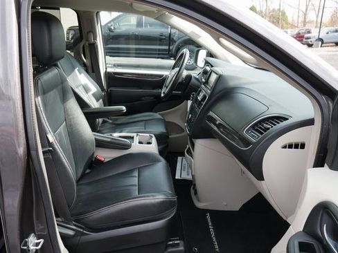 Used 2015 Chrysler Town & Country Touring image 30