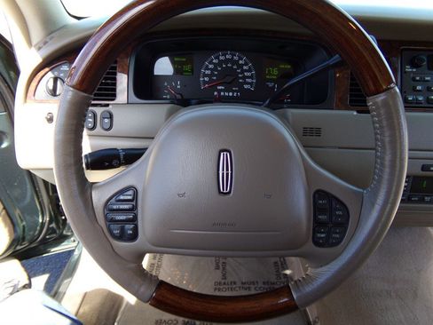 Used 2002 Lincoln Town Car Signature RWD image 38