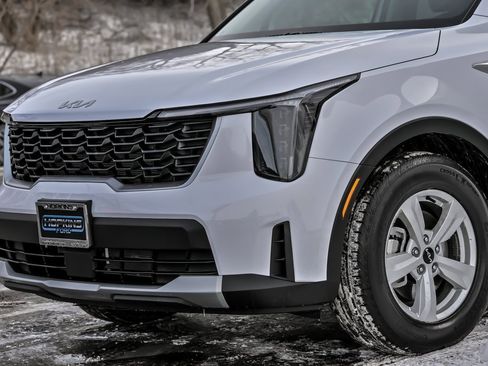 Used 2025 Kia Sorento LX image 2
