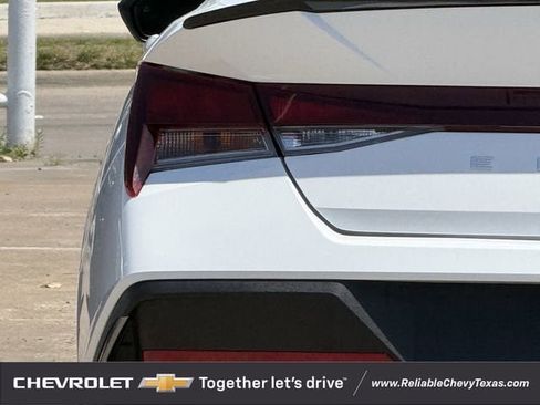 Used 2025 Hyundai Elantra Sport FWD image 9