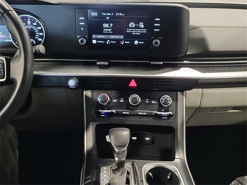 Used 2024 Kia Carnival LX image 9