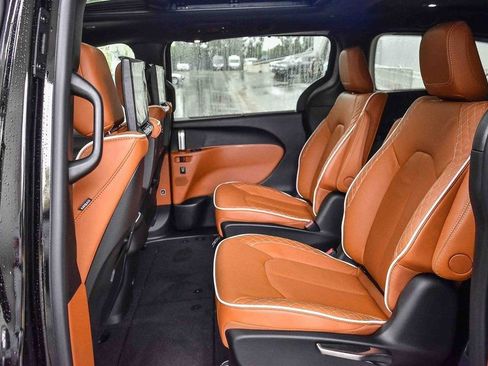 New 2026 Chrysler Pacifica Pinnacle w/ Trailer Tow Group image 17