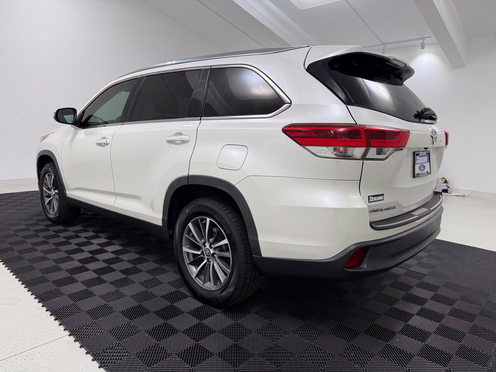 Used 2019 Toyota Highlander XLE FWD image 5