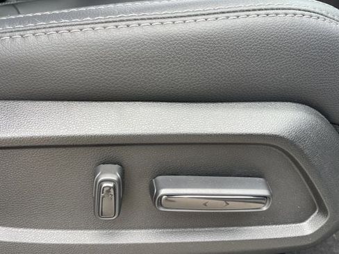 Used 2025 Honda Pilot Touring image 29