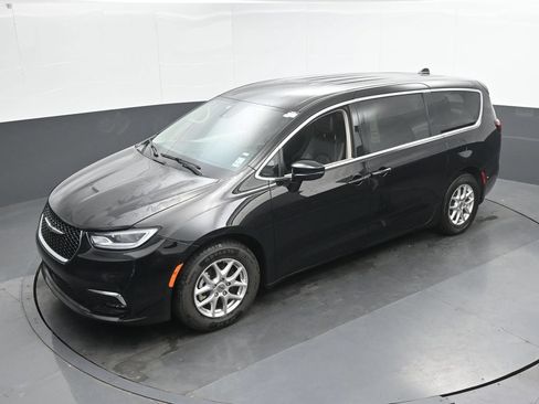 Used 2024 Chrysler Pacifica Touring-L FWD image 35
