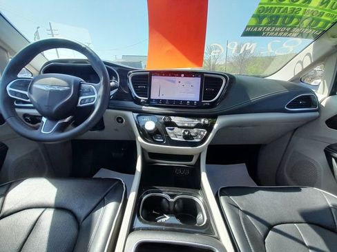 Used 2023 Chrysler Pacifica Limited FWD image 42