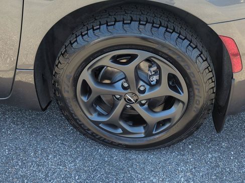 Used 2023 Chrysler Pacifica Touring-L w/ S Appearance Package FWD image 11