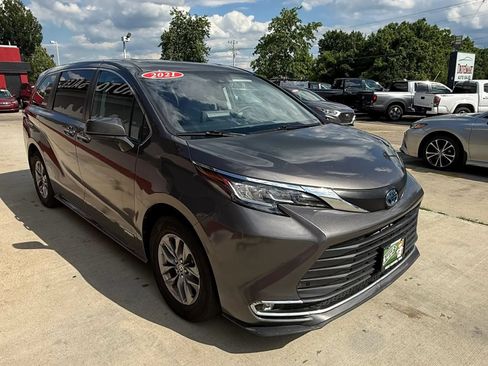 Used 2021 Toyota Sienna XLE AWD/4WD image 2