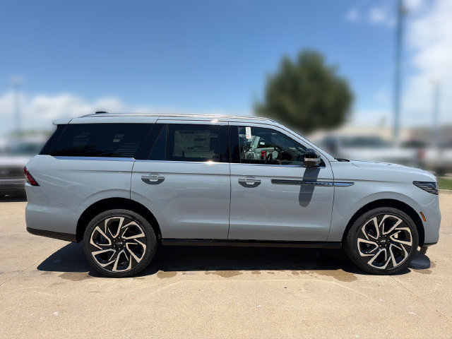 New 2026 Lincoln Navigator Reserve AWD/4WD image 3