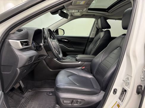 Used 2022 Toyota Highlander XLE FWD image 20