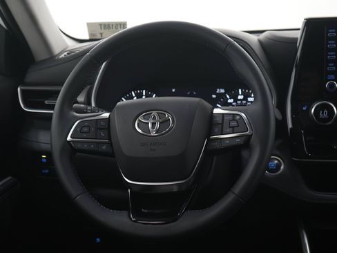Used 2021 Toyota Highlander XLE AWD/4WD image 18